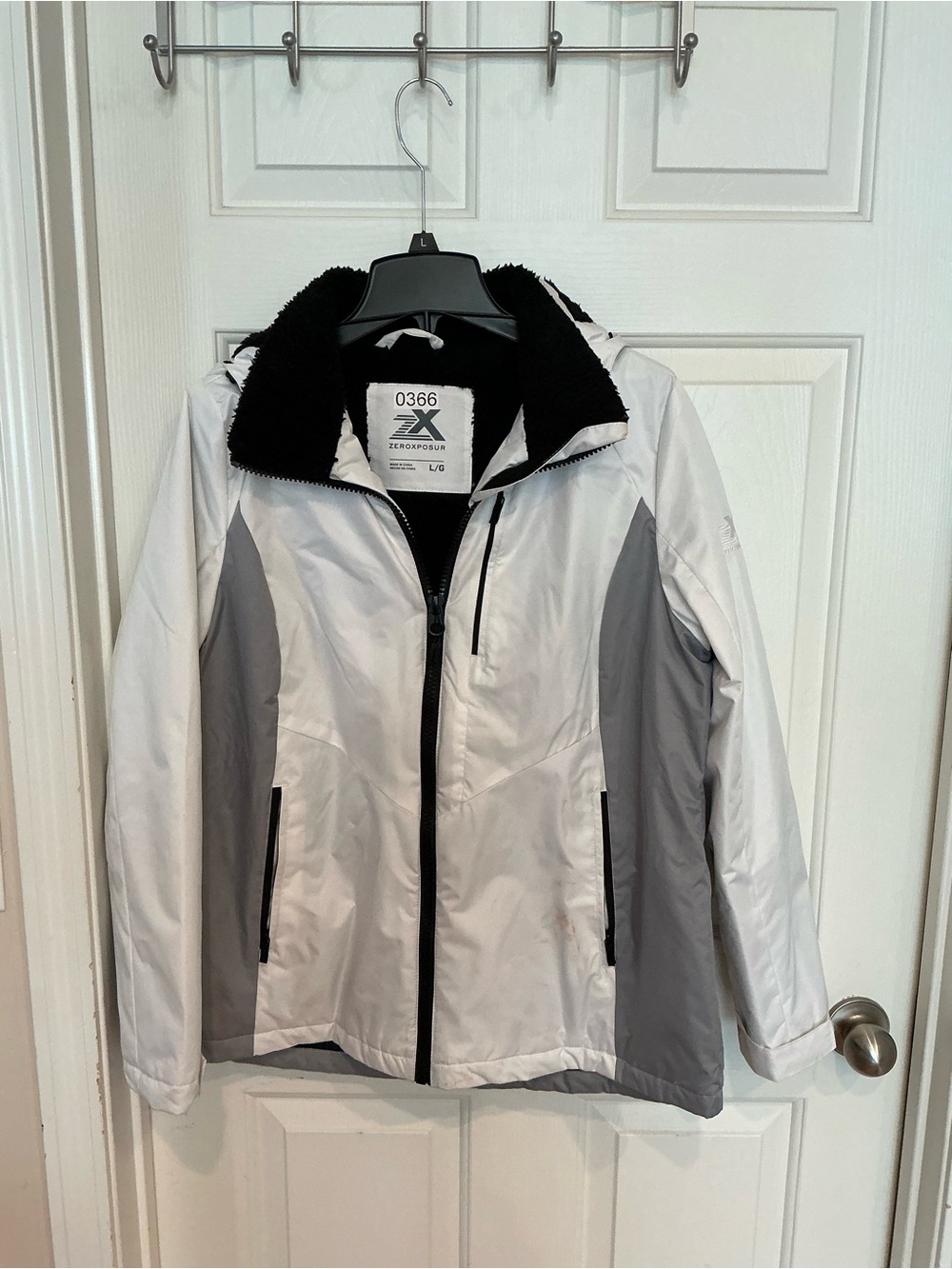 ZeroXposur White and Gray Women's Ski Jacket with Black Fleece Collar